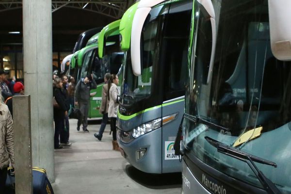 Imagem referente a notícia: Com 58 mil novos empregos, setor de serviços impulsiona trabalho no Paraná em 2025