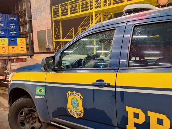 PRF apreende 12 mil garrafas de cerveja falsificadas no sudoeste do Paraná