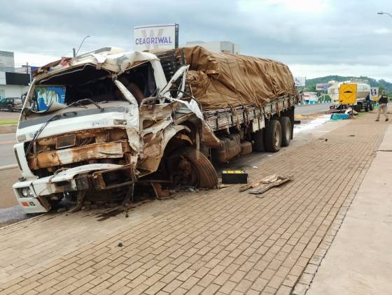 Caminhões colidem na PR-281: Motorista salta de cabine e sofre ferimentos leves