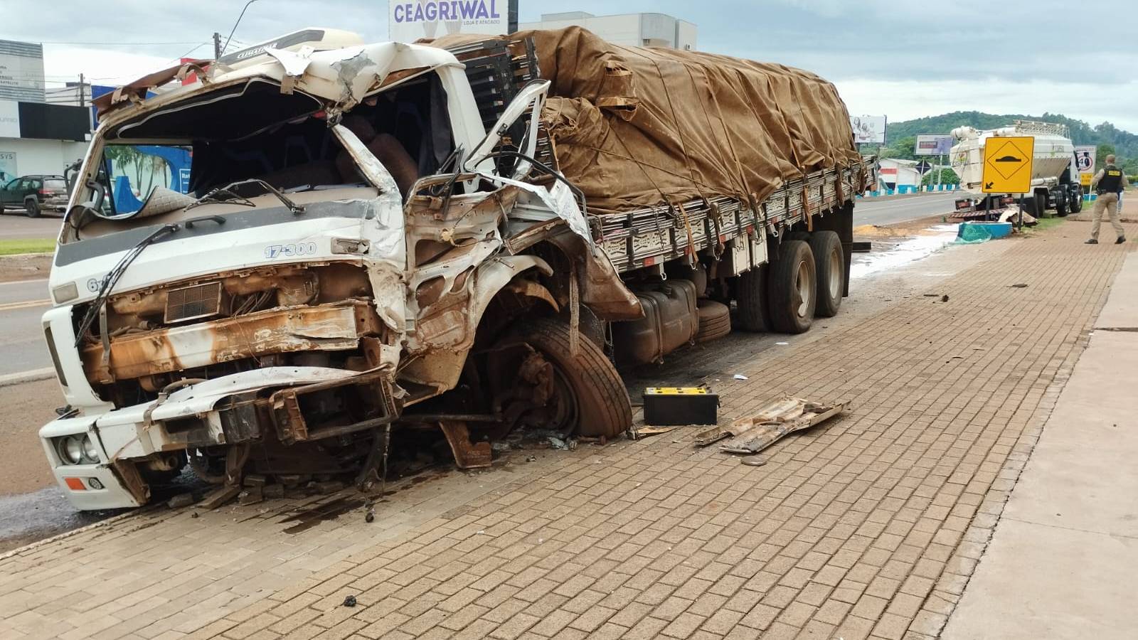 Caminhões colidem na PR-281: Motorista salta de cabine e sofre ferimentos leves