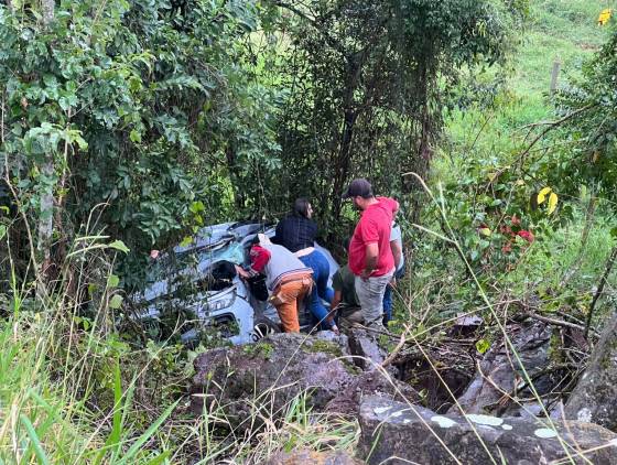 Grave acidente envolvendo automóvel e caminhão deixa quatro pessoas feridas na PR-483