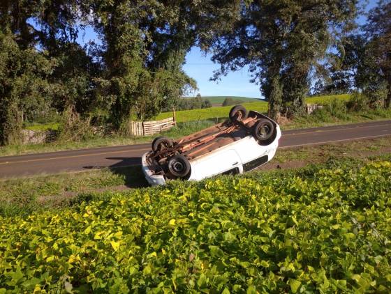 Mulher de 51 anos fica ferida após capotamento na PR-281 entre São João e Chopinzinho