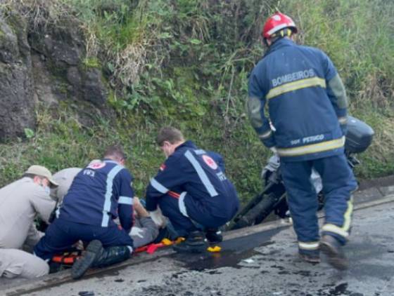 Homem fica ferido em colisão entre moto e caminhão, na PR 566