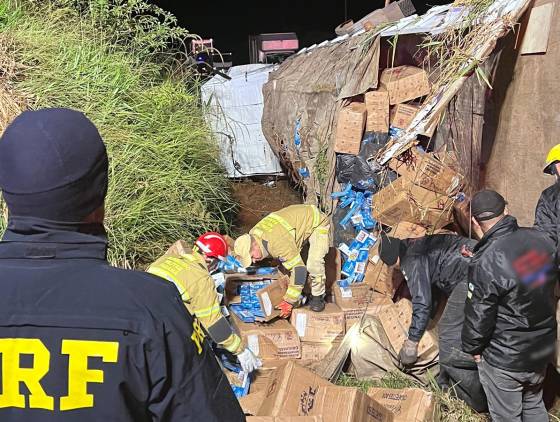 Caminhão tomba na BR-280 e PRF apreende carga de cigarros contrabandeados