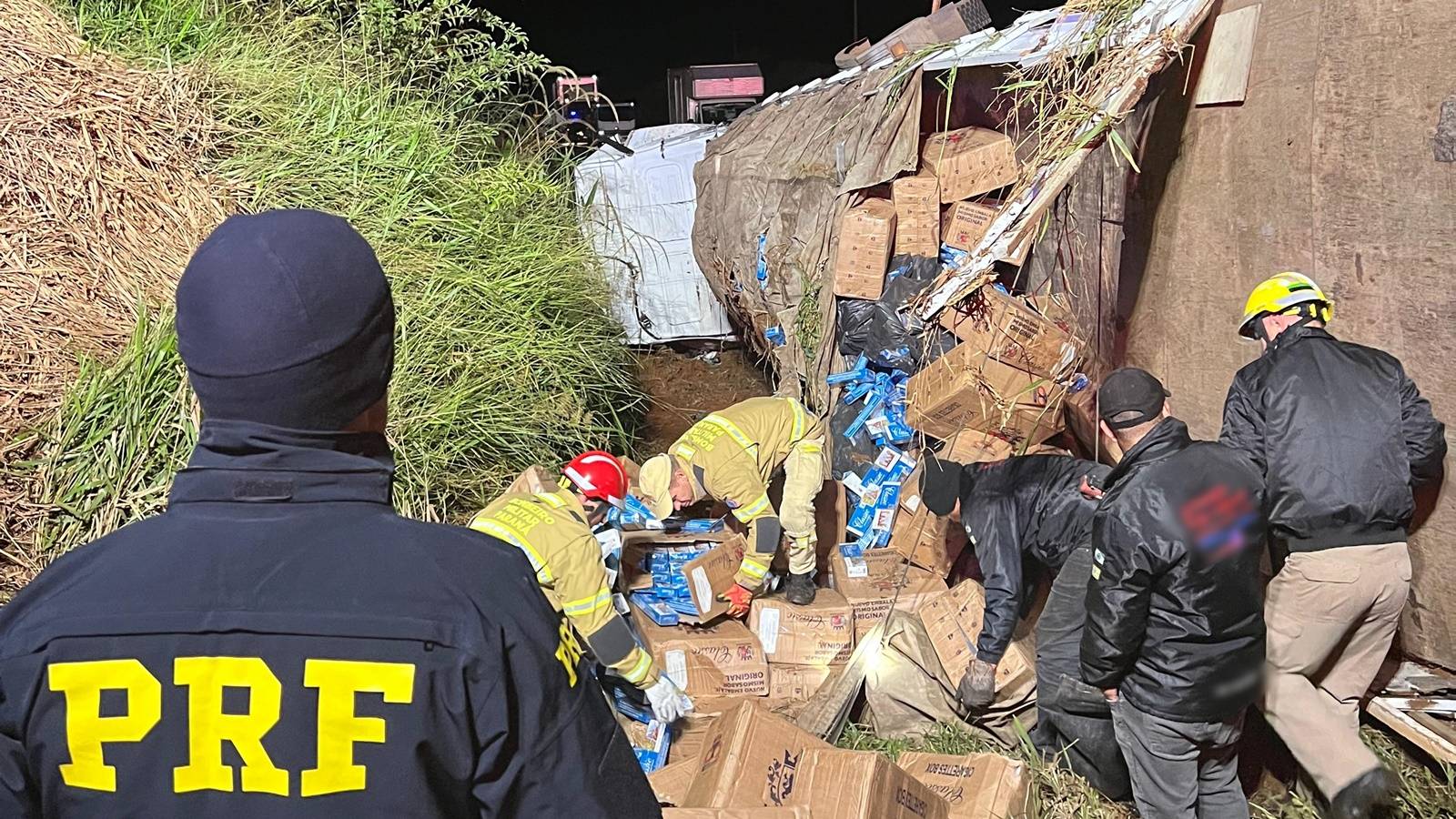 Caminhão tomba na BR-280 e PRF apreende carga de cigarros contrabandeados