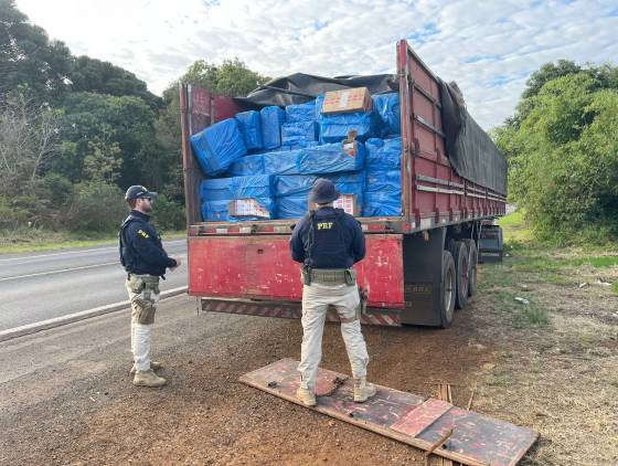 PRF apreende 450 mil maços de cigarro em Chopinzinho