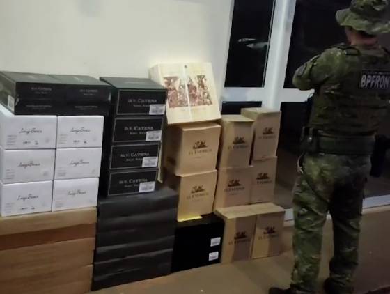 Contrabandistas de vinho não escapam: BPFRON apreende carregamento em Santo Antônio do Sudoeste