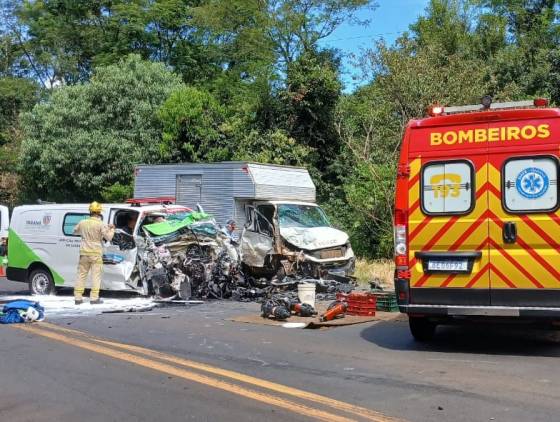 Cinco pessoas ficam feridas em colisão entre ambulância e caminhão na PR-493 em Francisco Beltrão
