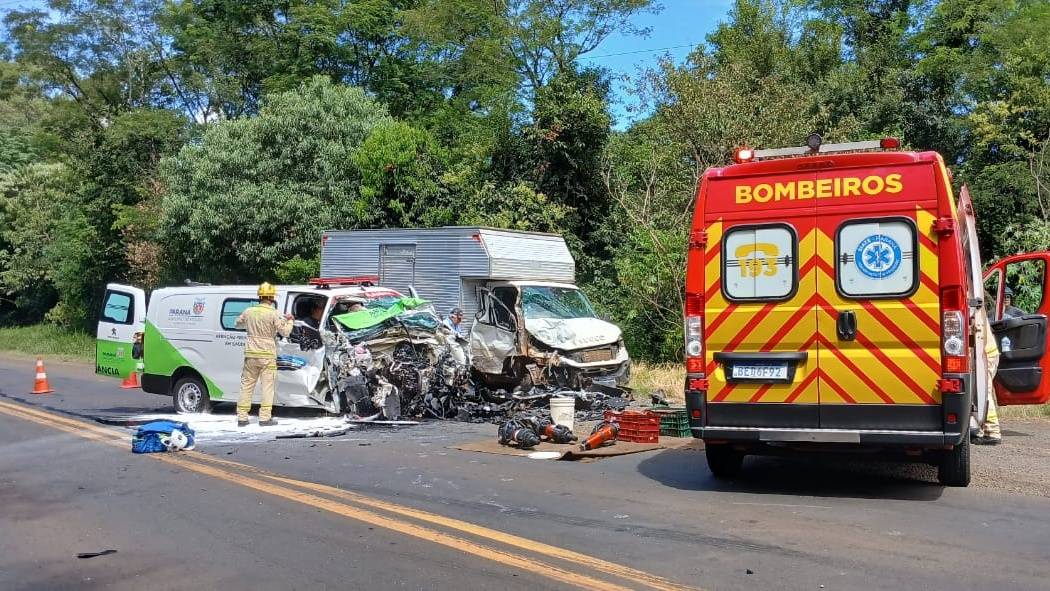 Cinco pessoas ficam feridas em colisão entre ambulância e caminhão na PR-493 em Francisco Beltrão