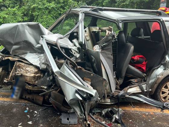 Homem fica gravemente ferido após violenta colisão entre carros na PR-182 em Ampére