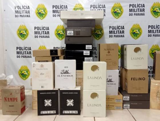 Polícia Militar apreende veículo carregado com contrabando de vinho em Santo Antônio do Sudoeste