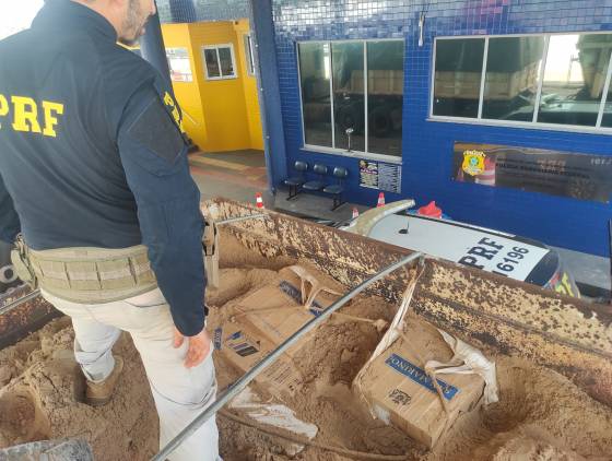 PRF apreende cigarros em meio à carga de areia em Guaíra; Destino seria Dois Vizinho
