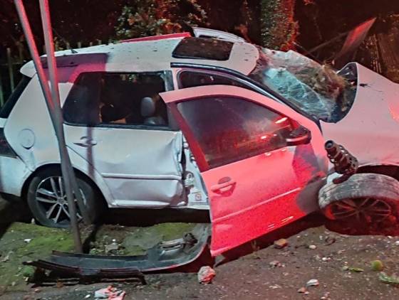 Motorista bate em ponto de ônibus durante fuga da polícia em Francisco Beltrão