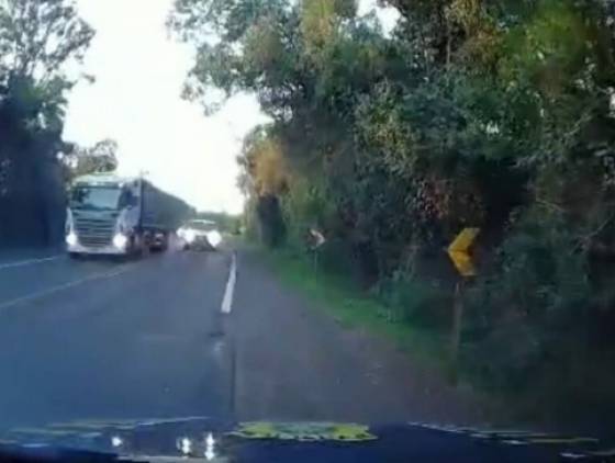 Motorista força ultrapassagem proibida e quase colide de frente com viatura da PRF