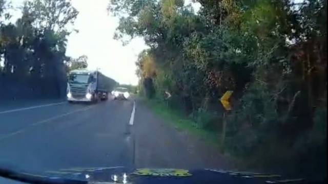 Motorista força ultrapassagem proibida e quase colide de frente com viatura da PRF