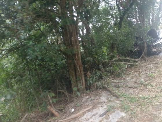 Três pessoas ficam feridas em saida de pista na rodovia Valdomiro Barbieri em Pinhal de São Bento