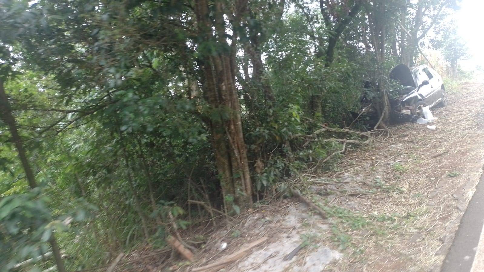 Três pessoas ficam feridas em saida de pista na rodovia Valdomiro Barbieri em Pinhal de São Bento