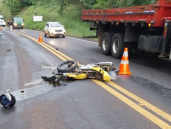 Motociclista morre em grave colisão com caminhão na PR-180 em Francisco Beltrão