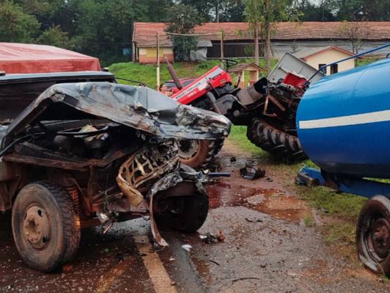 Trator parte ao meio em acidente com caminhonete em Capanema