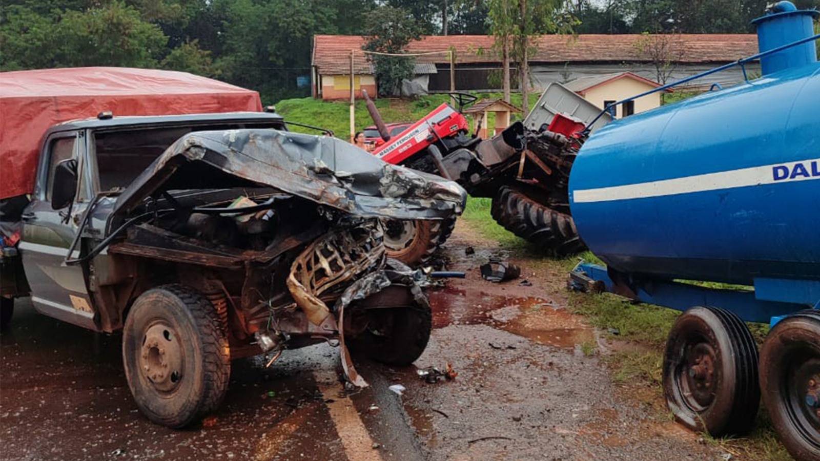 Trator parte ao meio em acidente com caminhonete em Capanema