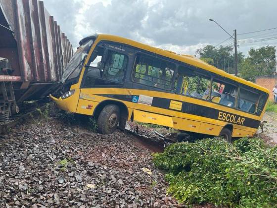 Duas meninas morrem em acidente entre trem e ônibus escolar da Apae em Jandaia do Sul