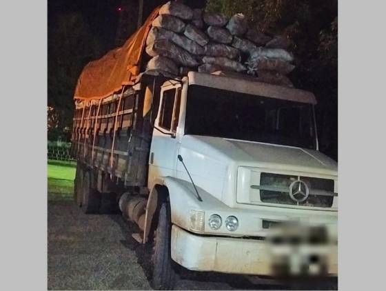 Polícia Militar apreende caminhão com 12 toneladas de carvão contrabandeado em Pérola D` Oeste