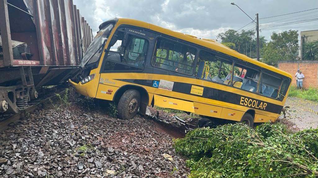 Duas meninas morrem em acidente entre trem e ônibus escolar da Apae em Jandaia do Sul