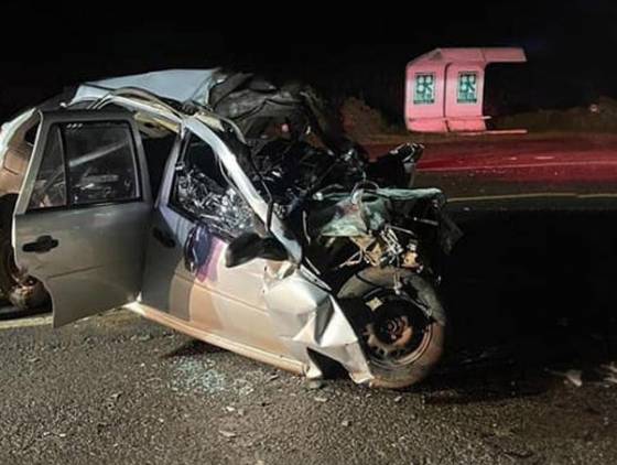 Dois homens morrem e outro fica gravemente ferido em acidente entre carro e ônibus na PR-182