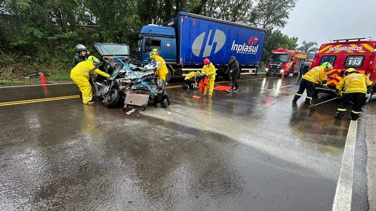 Colisão frontal entre carro e caminhão deixa mulher ferida em Cordilheira Alta