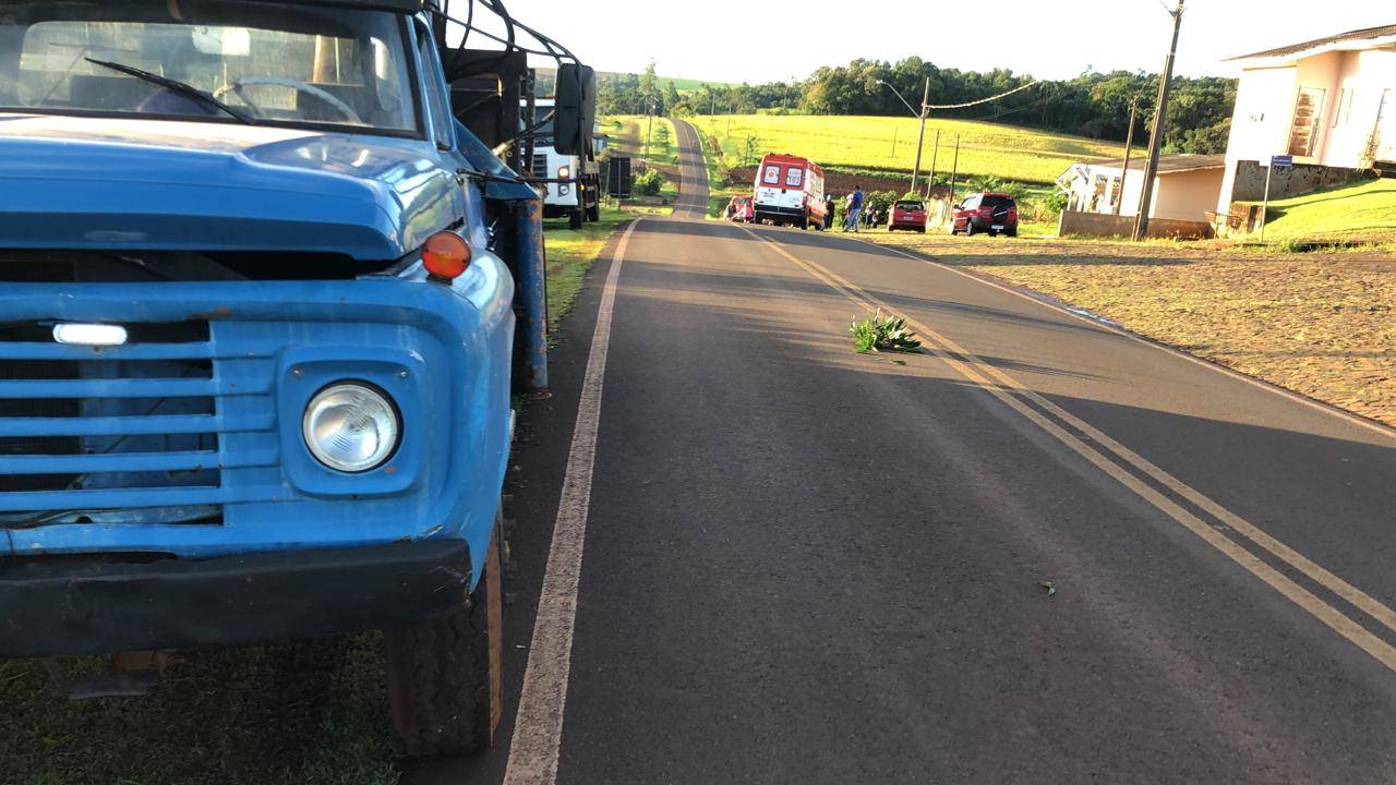 Colisão entre motocicleta e caminhão deixa motociclista gravemente ferido na PR-690 em Ampére