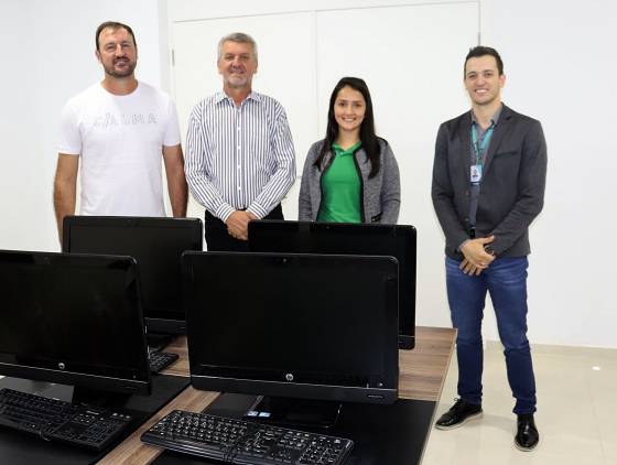 Cooperativa Sicoob São Miguel doa computadores para a educação em Bom Jesus do Sul