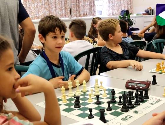 Projeto Xadrez na Escola rende medalhas para alunos de Bom Jesus do Sul no Circuito Regional