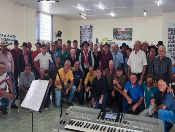 Matinês regionais em Pinhal de São Bento fortalecem comunidade idosa