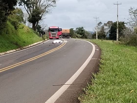 Motociclista de 24 anos morre após colisão frontal com carreta na BR-163