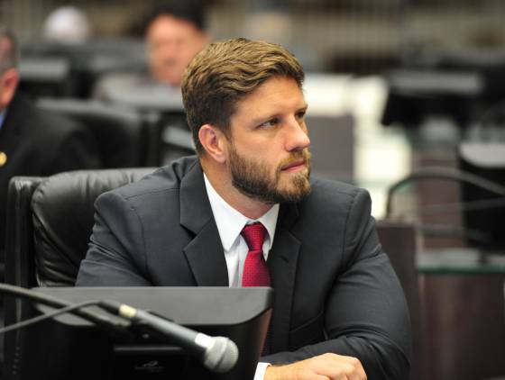 Requião Filho: Banheiro unissex recebe mais atenção de deputados que a vida dos PMs