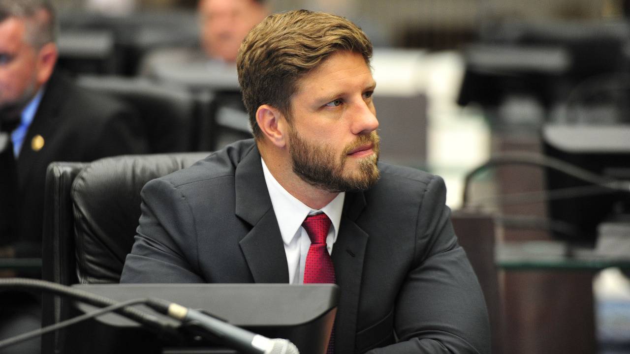 Requião Filho: Banheiro unissex recebe mais atenção de deputados que a vida dos PMs