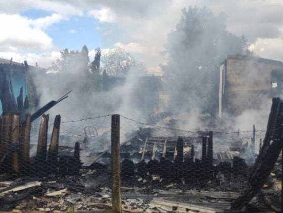 Homem é detido acusado de incendiar casa de ex mulher, diz PM