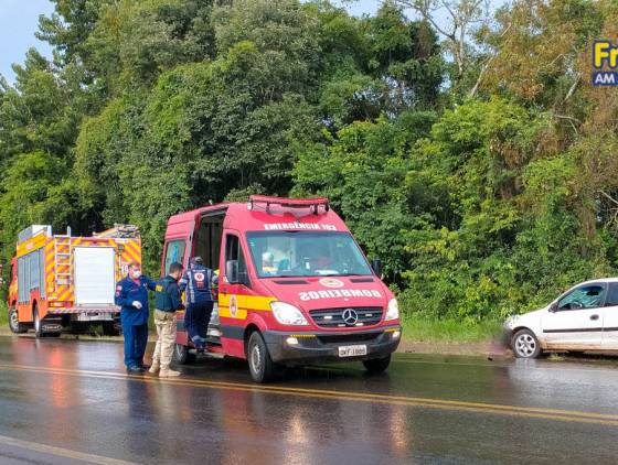 Acidente entre carro e moto deixa motociclista ferido na BR-163 em Barracão