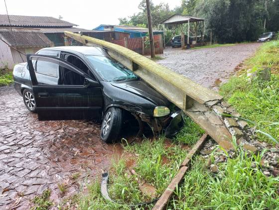 Condutor perde controle do carro e derruba poste em Santa Izabel do Oeste