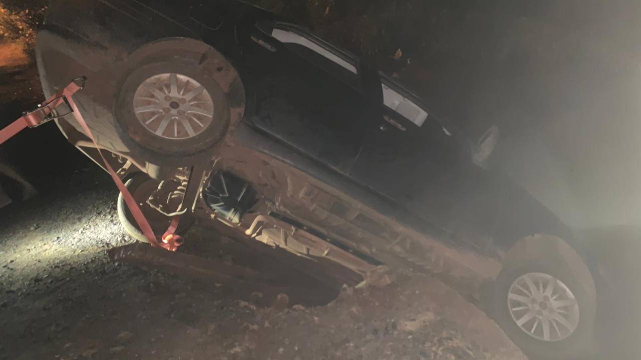 Veículo cai no Rio Jirau Alto, em Dois Vizinhos; Motorista não se feriu