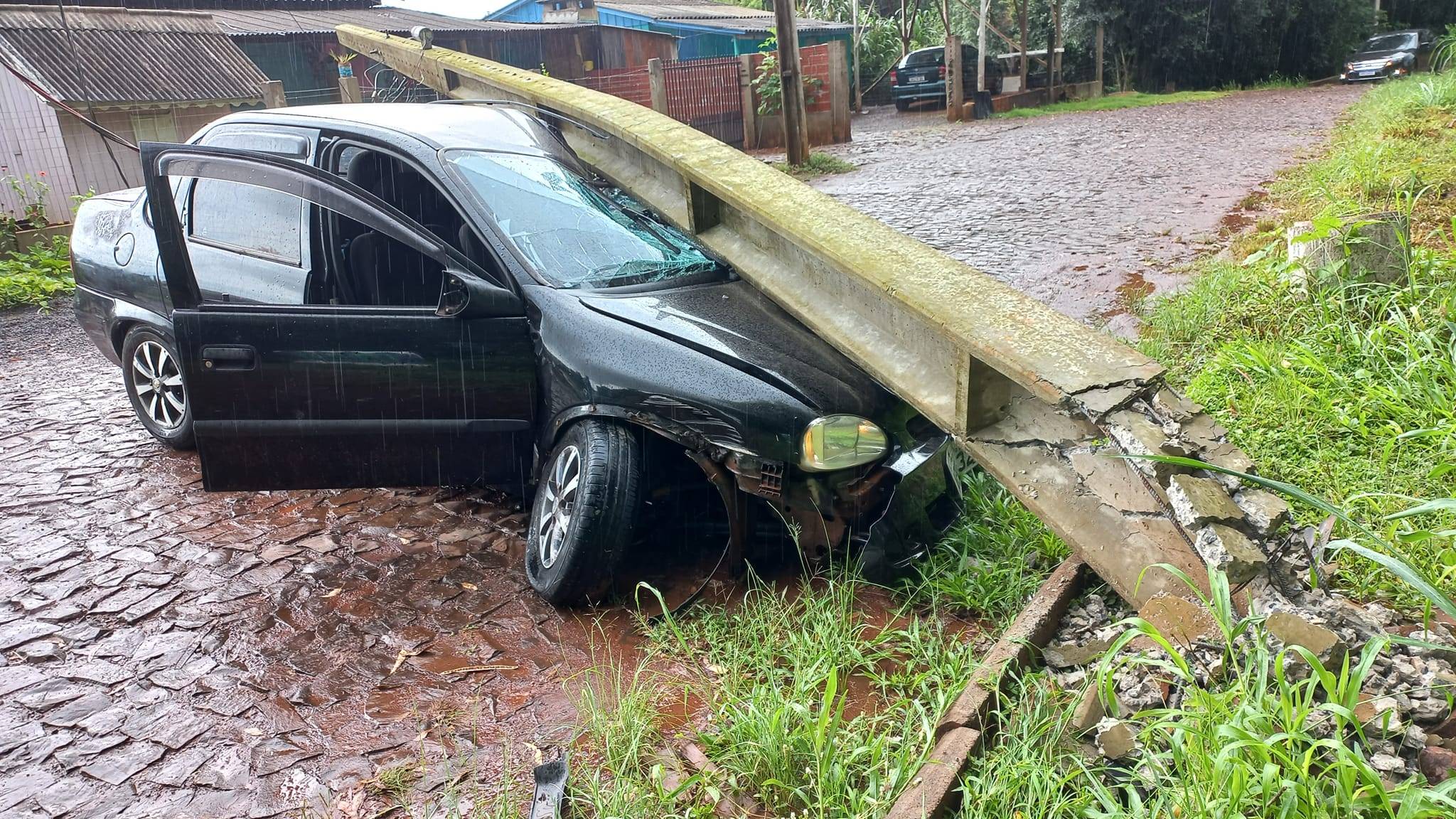 Condutor perde controle do carro e derruba poste em Santa Izabel do Oeste