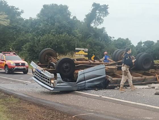 Caminhonete carregada com tubos de concreto capota na BR 163, em Santo Antonio do Sudoeste