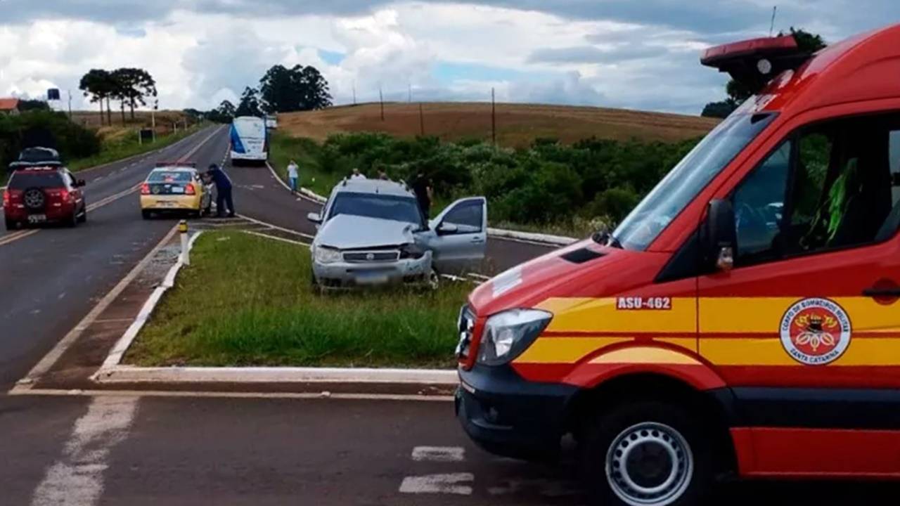 Mulher fica ferida em colisão entre ônibus da Saúde e carro na BR-280 em Flor da Serra do Sul