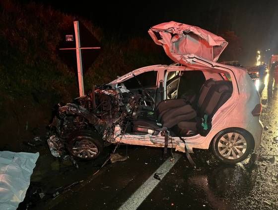 Homem morre após violenta colisão entre carro e caminhão na PR-280, entre Marmeleiro e Renascença