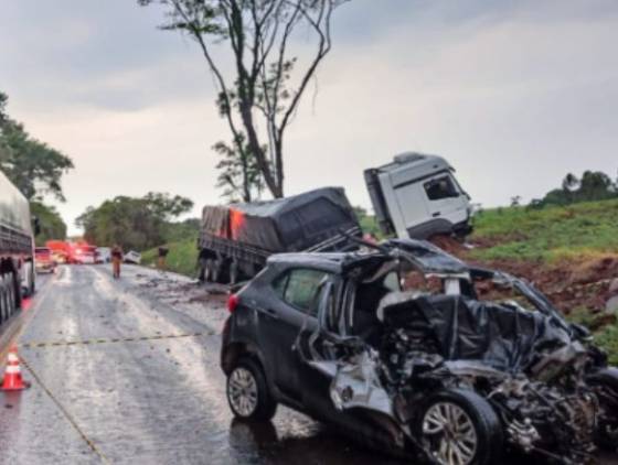 Homem morre e outras duas pessoas ficam feridas após grave acidente na PR-182, em Ampére