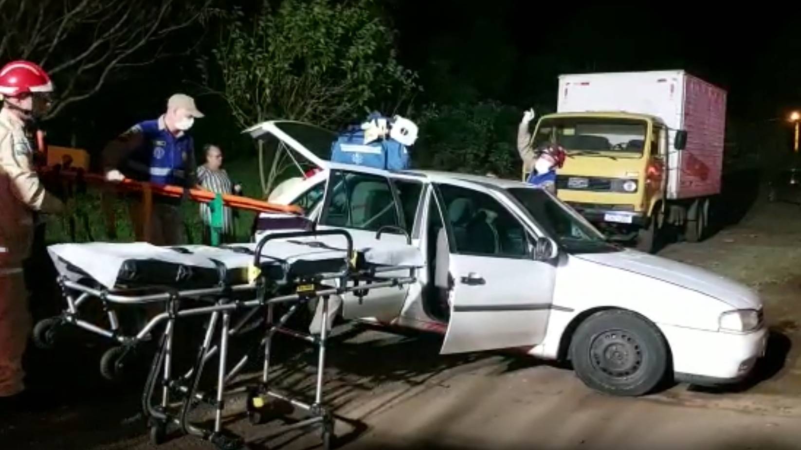 Acidente entre dois carros deixa duas pessoas feridas na PR-483 em Francisco Beltrão