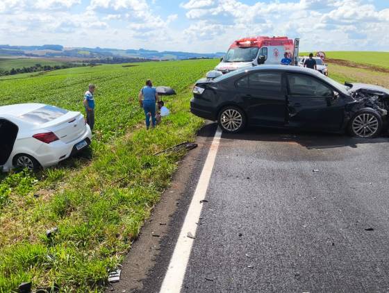 Colisão frontal na PR-493, deixa uma mulher morta e uma criança ferida em Itapejara do Oeste