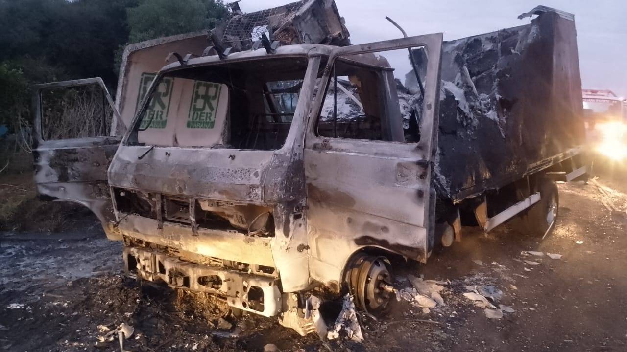 Caminhão frigorífico pega fogo e é destruído na PR-493 em Itapejara do Oeste