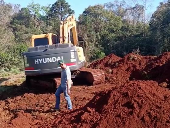Projeto "Porteira Adentro" beneficia agricultores de Pinhal de São Bento com serviços de máquinas