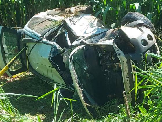 Mulher morre e homem fica gravemente ferido em colisão com caminhão na PR-180